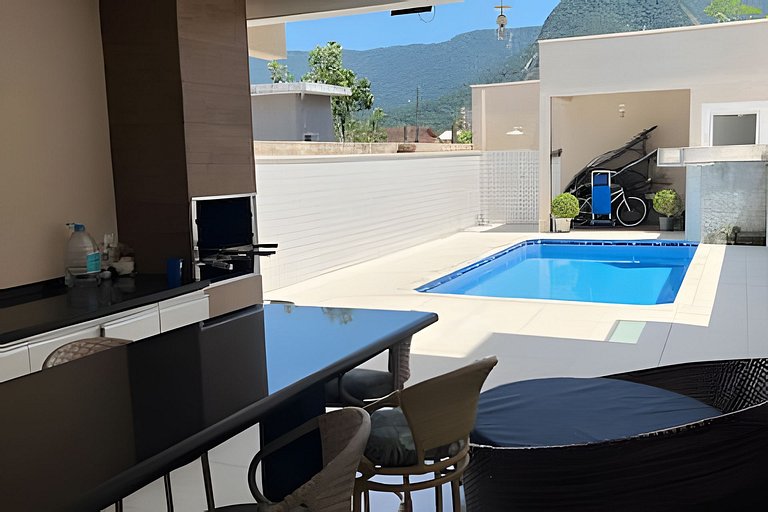 Casa c/ piscina em Cond, Boraceia - SP